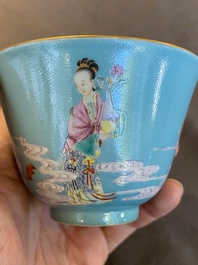 Een fijne Chinese famille rose kom met turquoise fondkleur, Yongzheng merk en mogelijk periode