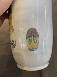 Vase de forme rouleau en porcelaine de Chine famille verte sur socle en bois en forme de lotus, probablement 19&egrave;me