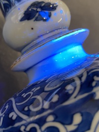 Een Chinese blauw-witte rouleau vaas met decor van antiquiteiten, Kangxi