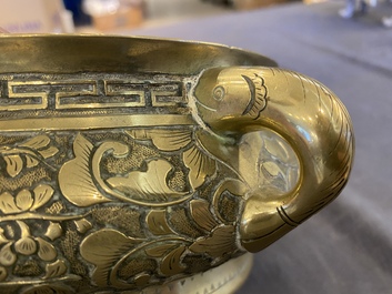 Een Chinese bronzen wierookbrander met floraal reli&euml;fdecor, Xuande merk, 18/19e eeuw