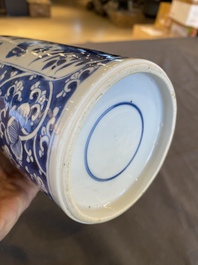 Een Chinese blauw-witte rouleau vaas met decor van antiquiteiten, Kangxi