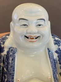 Bouddha en porcelaine de Chine en bleu et blanc, marque de Wei Hong Tai Zao 魏洪泰造, R&eacute;publique