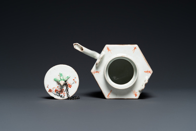 Th&eacute;i&egrave;re couverte en porcelaine de Chine qianjiang cai de forme hexagonale, sign&eacute;e et avec le sceau de Luo Zhonglin 羅仲林, 19/20&egrave;me