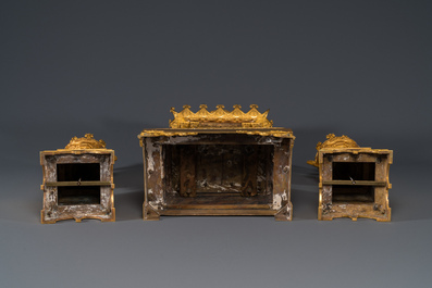 Garniture de chemin&eacute;e de style chinois &agrave; pendule en forme de pagode en bronze dor&eacute; &agrave; trois pi&egrave;ces, France, 19&egrave;me