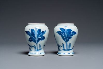 Een paar Chinese blauw-witte vaasjes met dames, Kangxi