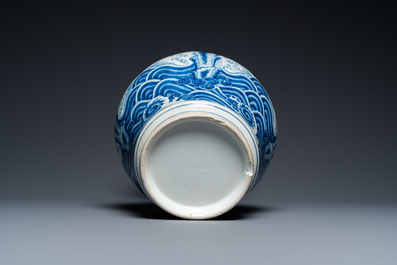 Een Chinese blauw-witte vaas met rotsen omgeven door golven, Qianlong/Jiaqing