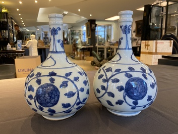 Een paar Chinese blauw-witte apothekersflessen met pioenslingers, Kangxi