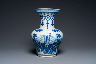 Een Chinese blauw-witte vaas met rotsen omgeven door golven, Qianlong/Jiaqing
