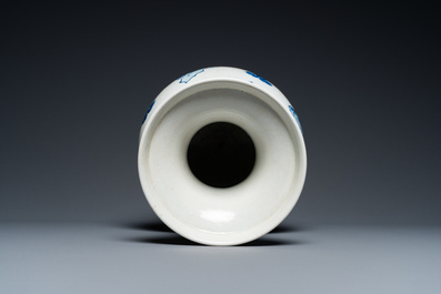 Vase en porcelaine de Chine en bleu et blanc figurant des rochers dans une mer ondul&eacute;e, Qianlong/Jiaqing