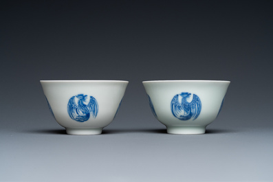 Paire de bols en porcelaine de Chine en bleu et blanc &agrave; d&eacute;cor de ph&eacute;nix, marque de Daoguang, 19/20&egrave;me