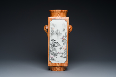 Vase de forme 'cong' en porcelaine de Chine &agrave; d&eacute;cor en grisaille et faux-bois, marque de Qianlong, 20&egrave;me