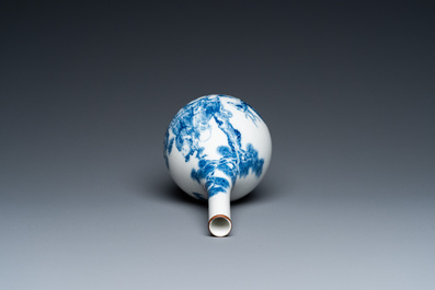 Een Chinese blauw-witte 'Bleu de Hue' vaas met Shou Lao voor de Vietnamese markt, 18/19e eeuw