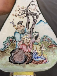 Vase de forme losange en &eacute;maux de Canton, Chine, Qianlong