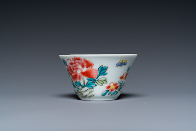 Tasse et soucoupe en porcelaine de Chine famille rose et une assiette 'Wu Shuang Pu', Yongzheng et 19&egrave;me