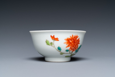 A Chinese famille rose cup with floral design, Yongzheng mark, 20th C.