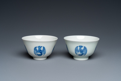 Paire de bols en porcelaine de Chine en bleu et blanc &agrave; d&eacute;cor de ph&eacute;nix, marque de Daoguang, 19/20&egrave;me