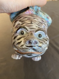 Groupe en porcelaine de Chine famille rose &agrave; d&eacute;cor d'un tigre et son cavalier, 19/20&egrave;me