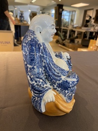 Een Chinese blauw-witte Boeddha, Wei Hong Tai Zao 魏洪泰造 merk, Republiek