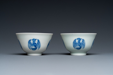 Een paar Chinese blauw-witte 'feniks' kommen, Daoguang merk, 19/20e eeuw