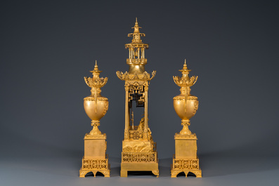 Garniture de chemin&eacute;e de style chinois &agrave; pendule en forme de pagode en bronze dor&eacute; &agrave; trois pi&egrave;ces, France, 19&egrave;me