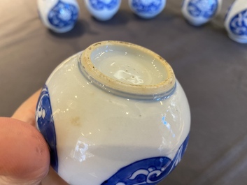 Six aspersoirs en porcelaine de Chine en bleu et blanc, Kangxi