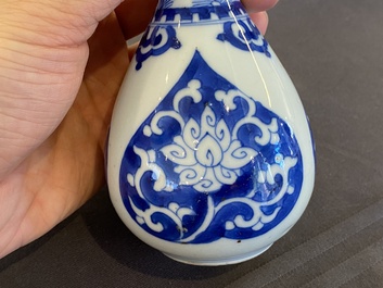 Six aspersoirs en porcelaine de Chine en bleu et blanc, Kangxi