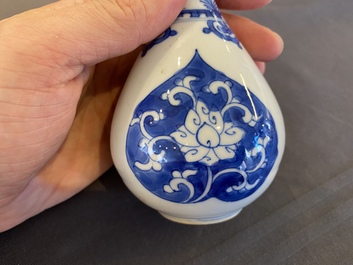 Six aspersoirs en porcelaine de Chine en bleu et blanc, Kangxi