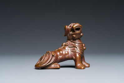 Poids de rouleau en bronze en forme de lion bouddhiste, Chine, Qing