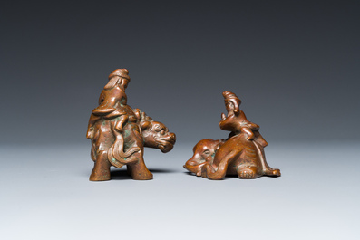 Twee Chinese bronzen scrollgewichten met Sogdische rijders op een boeddhistische leeuw en een olifant, Qing