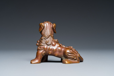 Een Chinees bronzen scrollgewicht in de vorm van een boeddhistische leeuw, Qing