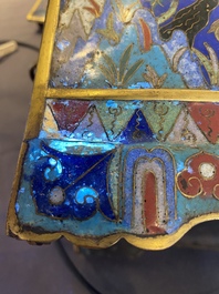 Een rechthoekige Chinese cloisonn&eacute; wierookbrander met deksel, Qing