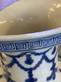 Een Chinese blauw-witte vaas met rotsen omgeven door golven, Qianlong/Jiaqing