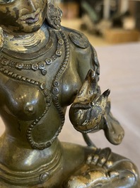 Een Sino-Tibetaanse vergulde bronzen Tara, 17/18e eeuw