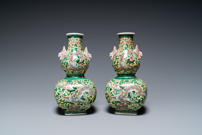 Paire de vases en porcelaine de Chine famille verte et un vase couvert en bleu et blanc, 19/20&egrave;me