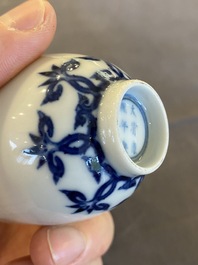 Een Chinese blauw-witte beker met floraal decor, Kangxi merk, 19/20e eeuw