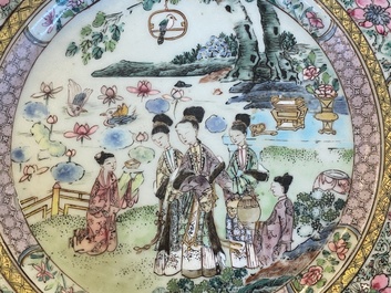 Een Chinees famille rose 'Xi Xiang Ji' bord, Yongzheng