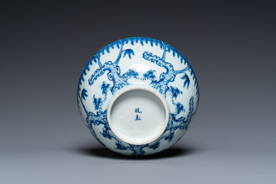 A Chinese blue and white 'Bleu de Hue' bowl for the Vietnamese market, Ngoạn ngọc 玩玉 mark, 19th C.