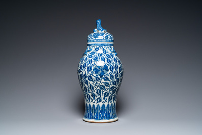 Paire de vases en porcelaine de Chine famille verte et un vase couvert en bleu et blanc, 19/20&egrave;me