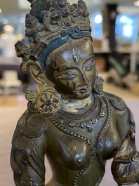 Een Sino-Tibetaanse vergulde bronzen Tara, 17/18e eeuw