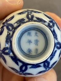 Tasse en porcelaine de Chine en bleu et blanc, marque de Kangxi, 19/20&egrave;me