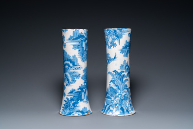 Paire de grands vases en fa&iuml;ence de Delft en bleu et blanc &agrave; d&eacute;cor chinois, 17&egrave;me