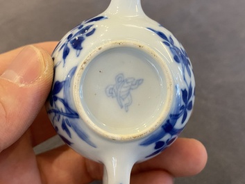 Een Chinese blauw-witte miniatuur theepot met deksel, Kangxi