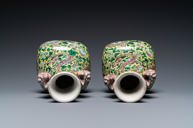Paire de vases en porcelaine de Chine famille verte et un vase couvert en bleu et blanc, 19/20&egrave;me