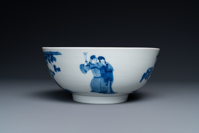 Paire de tasses et soucoupes et un bol en porcelaine de Chine en bleu et blanc, Kangxi