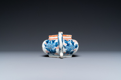 Een Chinese hexagonale Imari-stijl theepot met deksel, Kangxi