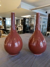 Paire de vases de forme bouteille en porcelaine de Chine en rouge de cuivre monochrome, 19&egrave;me