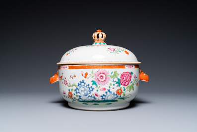 Une terrine couverte en porcelaine de Chine de style famille rose, Qianlong