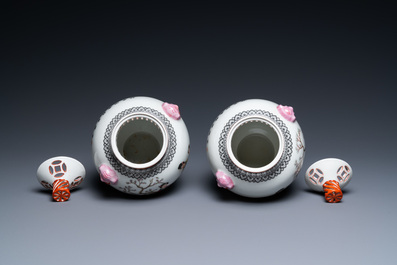 Paire de vases couverts aux couvercles ajour&eacute;s en porcelaine de Chine famille rose, marque Qianlong, R&eacute;publique