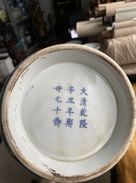 Een Chinese blauw-witte 'yuhuchunping' 'draken' vaas op houten sokkel, Qianlong merk, 19/20e eeuw