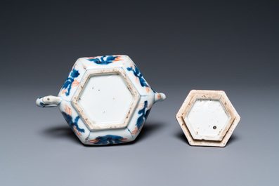 Th&eacute;i&egrave;re couverte de forme hexagonale en porcelaine de Chine de style Imari, Kangxi